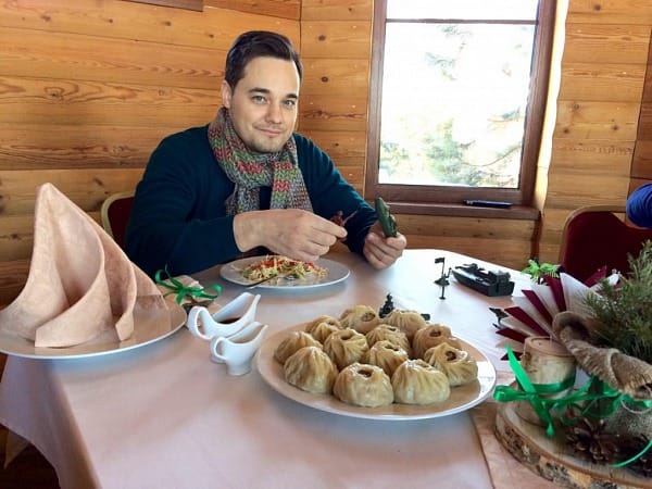 Альберт Жалилов ест позы