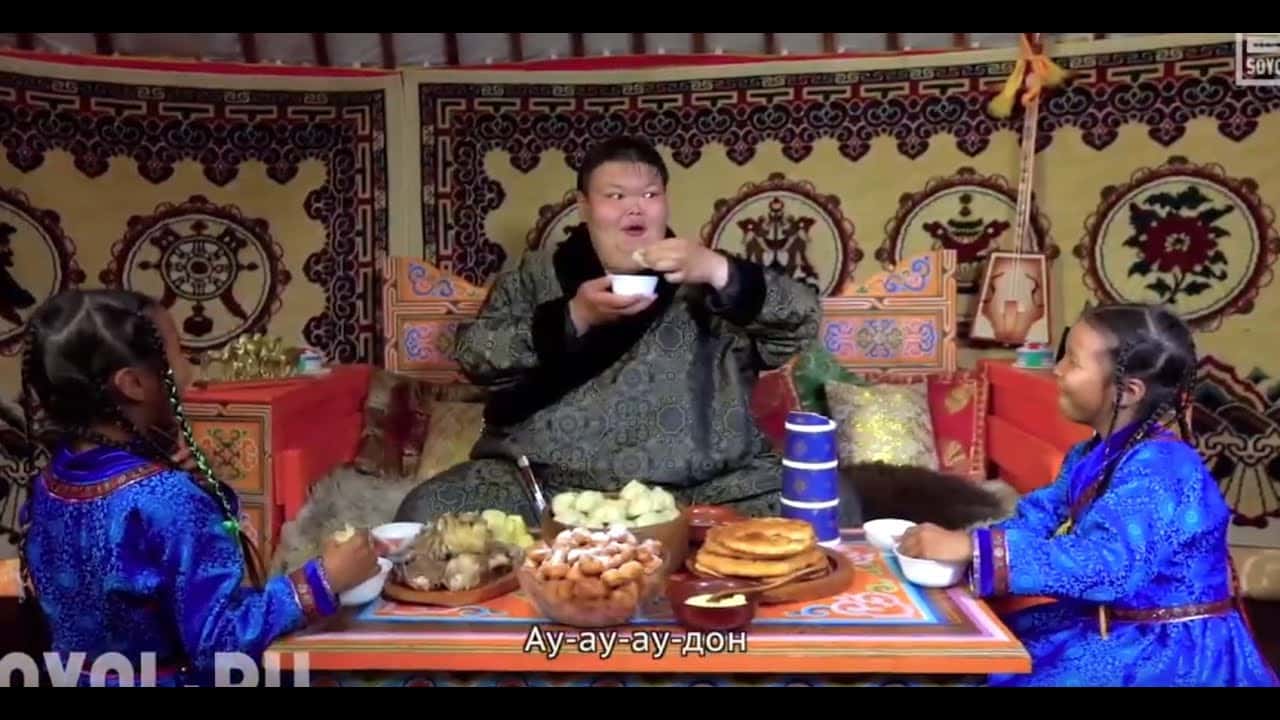 Анатолий Михаханов ест буузы