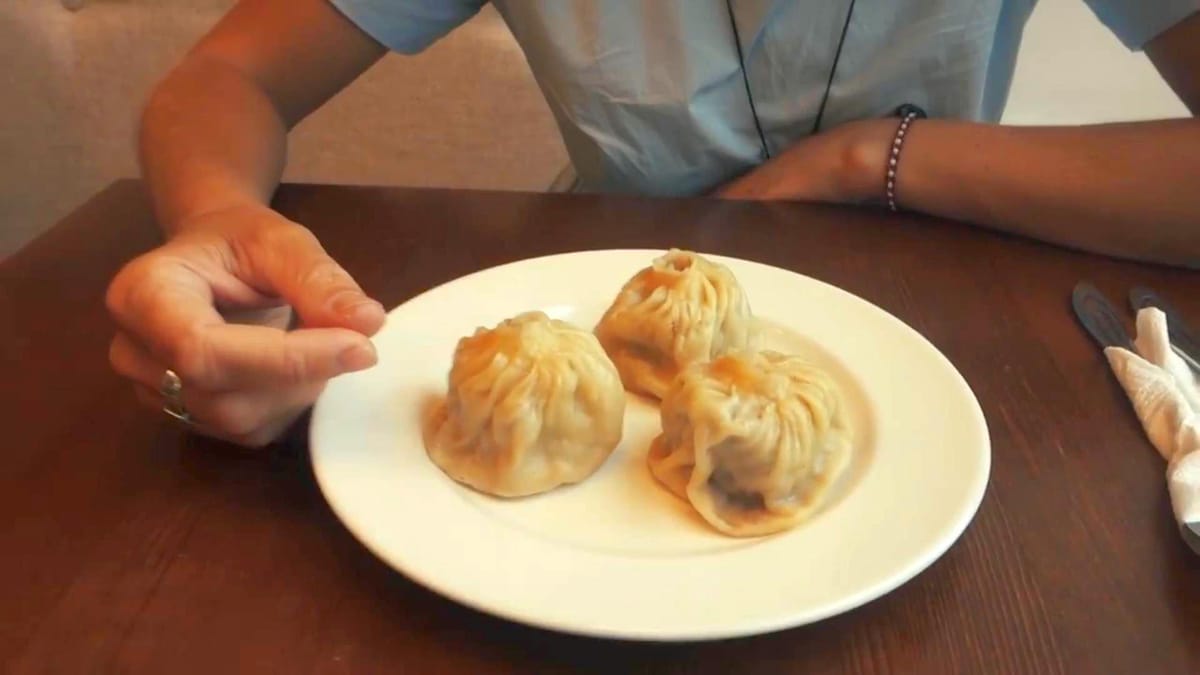 Блогеры едят буузы