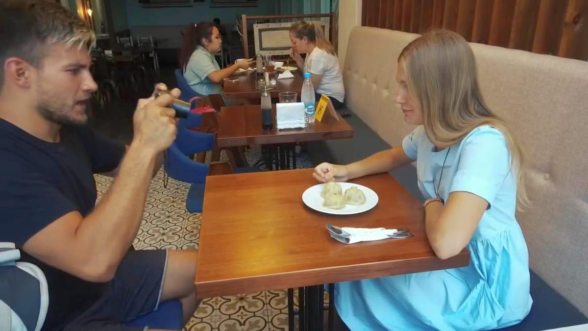 Блогеры пробуют позы