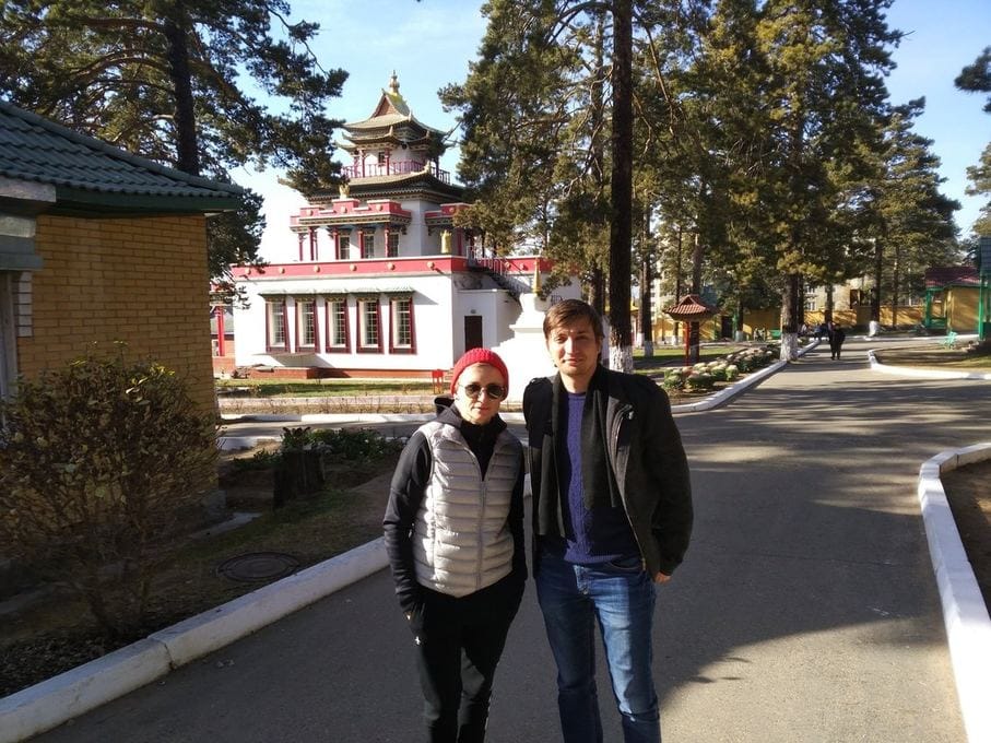 Диана Арбенина на фоне Читинского дацана