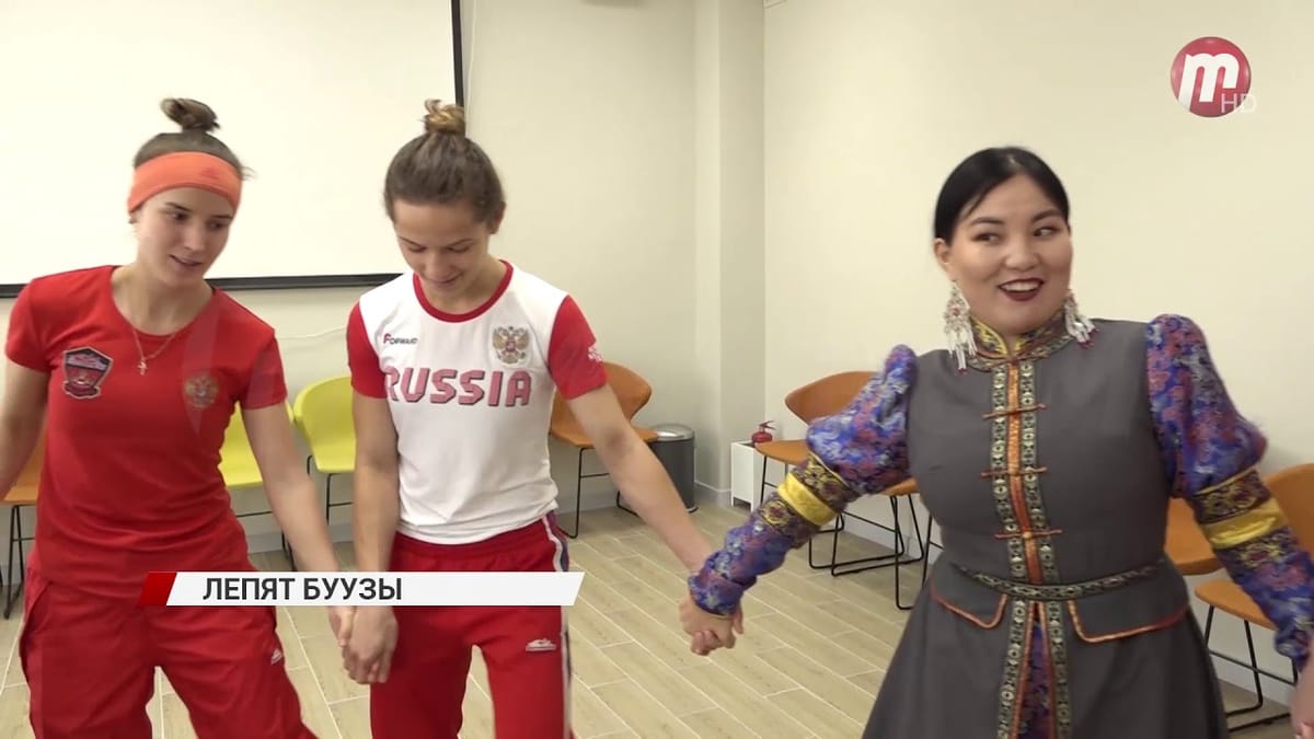 Девушки боксёры лепят буузы