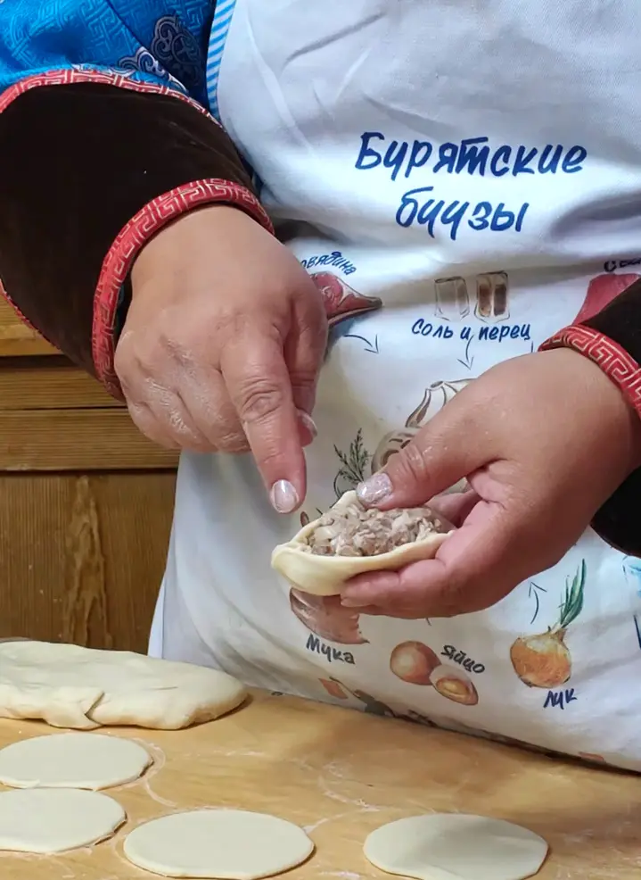 Лепим бурятские буузы в селе Арбижил