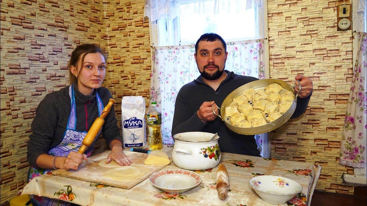 Рубленное мясо в деревянном корыте