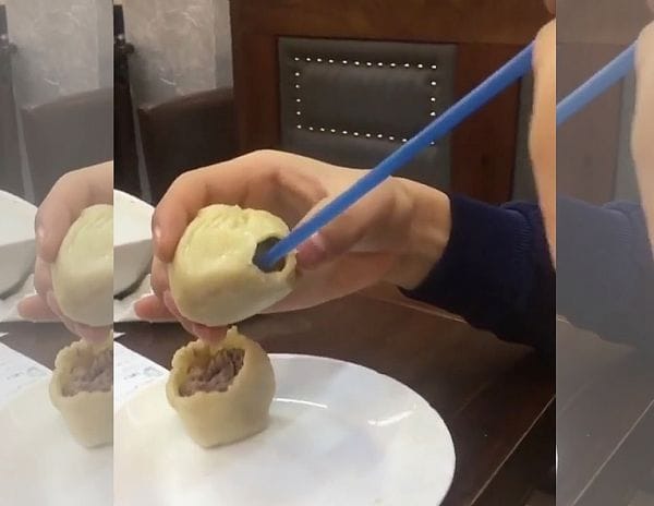 Пьет сок с буузы трубочкой