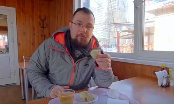 Тим Керби ест буузы