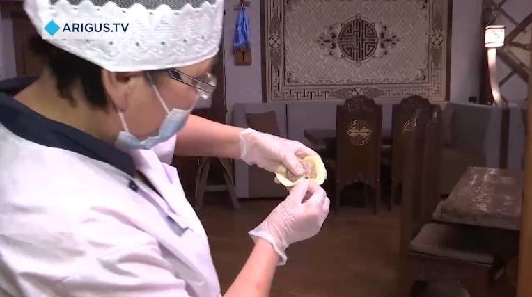В Бурятии детей учили лепить буузы