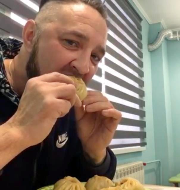 Владимир Суриков кушает позы