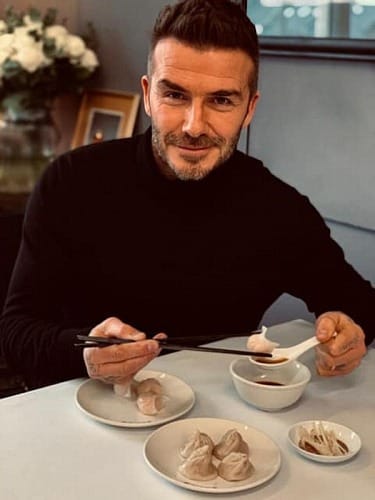 Дэвид Бэкхем ест