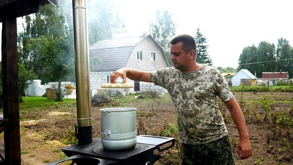 Бурятские буузы в мантоварке на улице