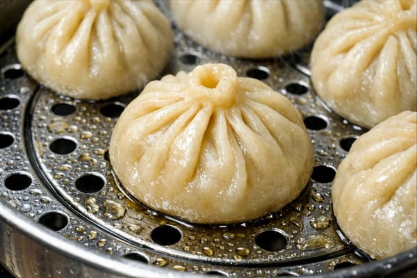 Буузы на смазанной маслом решетке пароварки