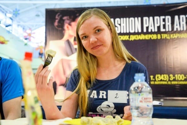 Участники чемпионата по поеданию пельменей сразились в гастрономическом турнире