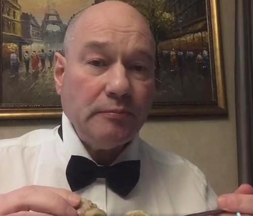 Экс-мэр Улан-Удэ показал, как есть буузы в официальной обстановке