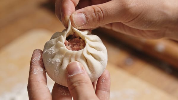 Процесс лепки бурятской буузы