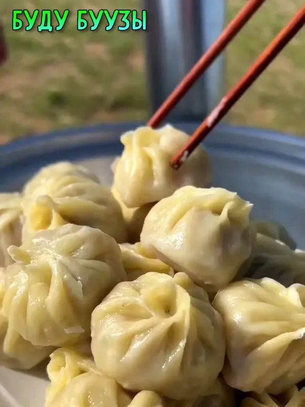 Одинокая бурятка с подругой сделали буузы