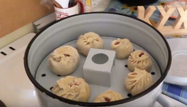 Студенты СФУ готовят буузы